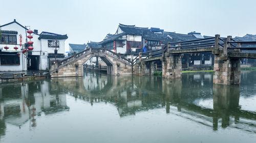 救援爱图画的男孩